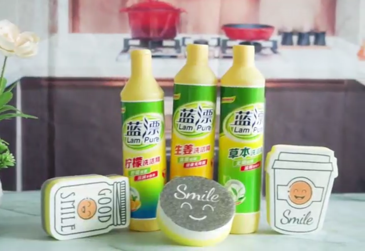 藍(lán)漂洗潔精溫和不傷手，無磷不殘留